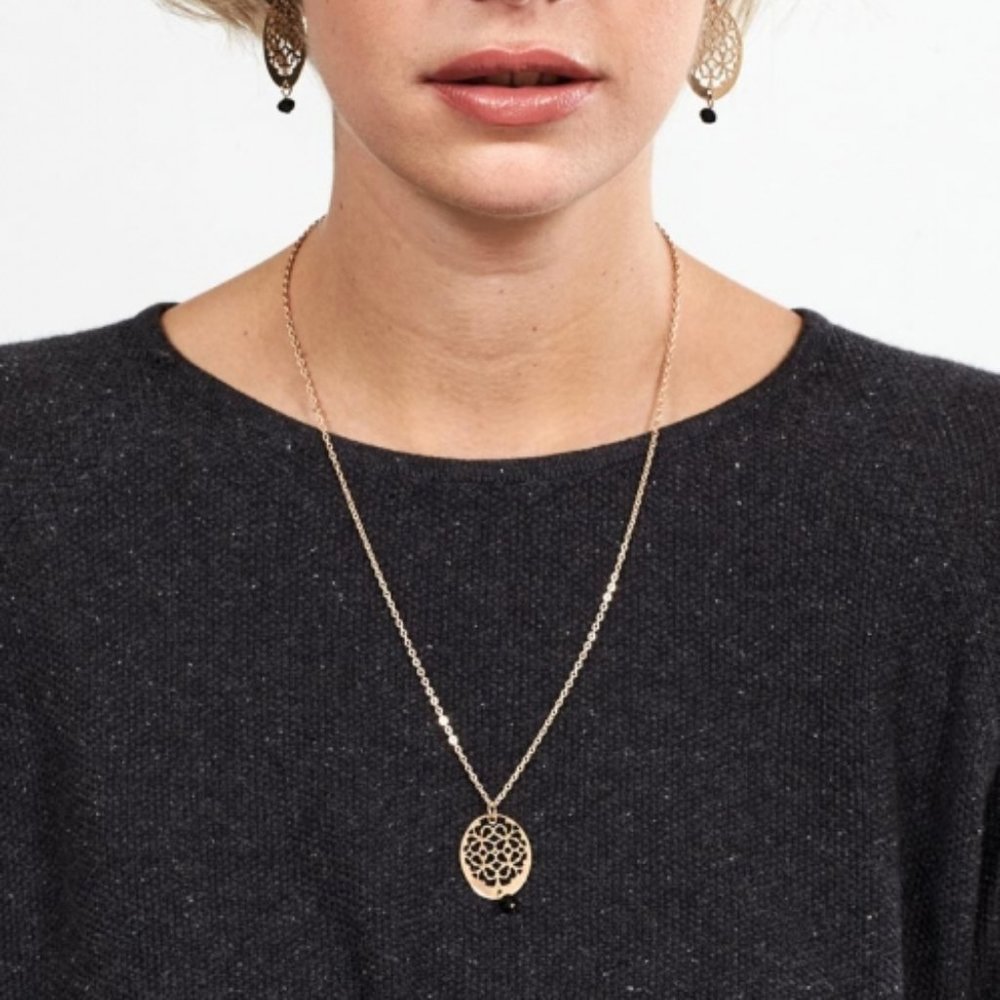 🌍 Etched Gold Pendant Necklace